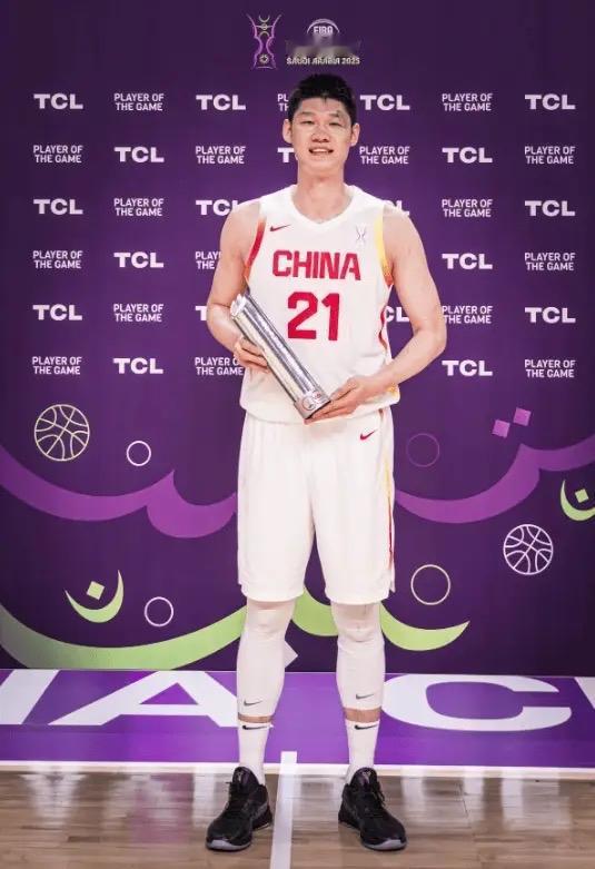 中国79-71韩国，给中国男篮球员表现打个分：
胡金秋10分
定海神针！23分1