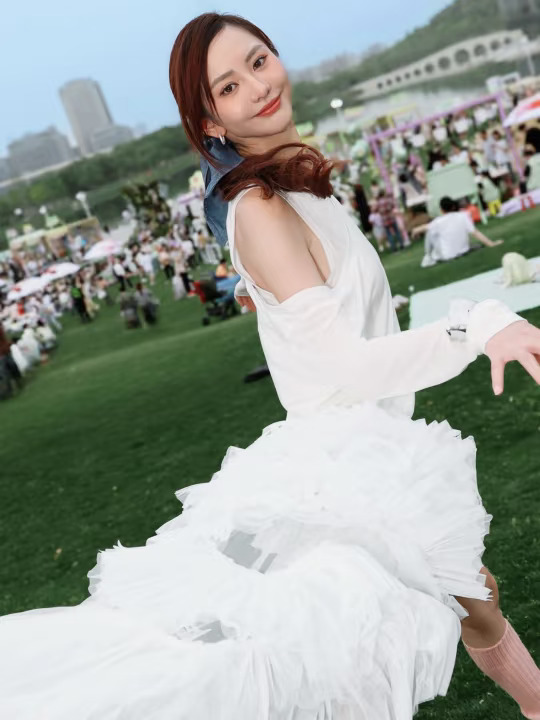 发现上海也有 这么浪漫的湖边市集 :) ♡