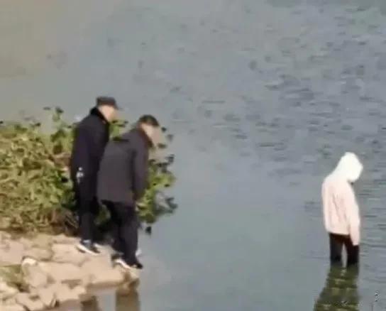救人一命是光荣的好事，值得歌颂与赞扬。

但是救人一命不等于让自己涉险，更不能以