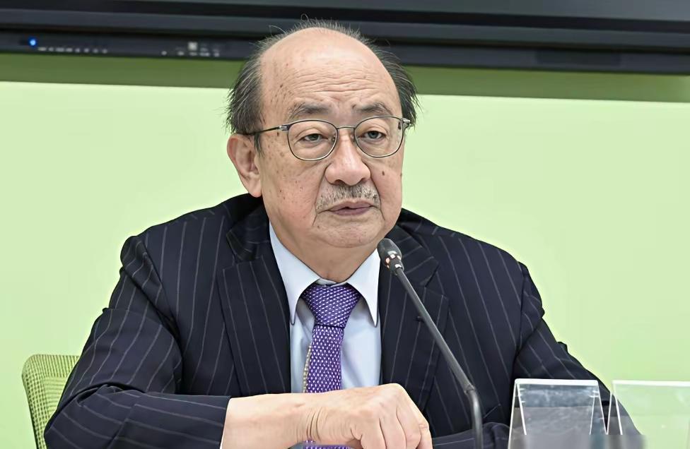 人走茶凉，在台湾地区也同样，柯建铭至从在党团没有了一官半职，整个人不是精神了，而