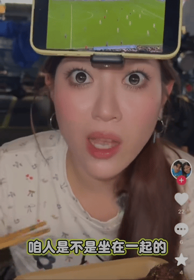 杭州情侣约会一个看球一个看宋威龙杭州情侣在玩一种很新的约会 杭州夜市偶遇超特别的