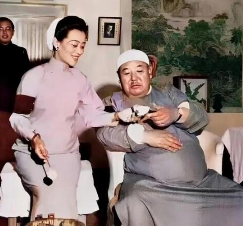 1956年，逃往美国的“宁夏皇帝”马鸿逵，从四姨太手里接过酸奶，300斤的马鸿逵