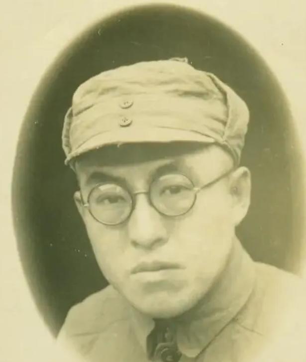 1942年，神枪手王凤麟遭叛徒出卖，被日军围在山上，打到只剩一颗子弹时，他犹豫了