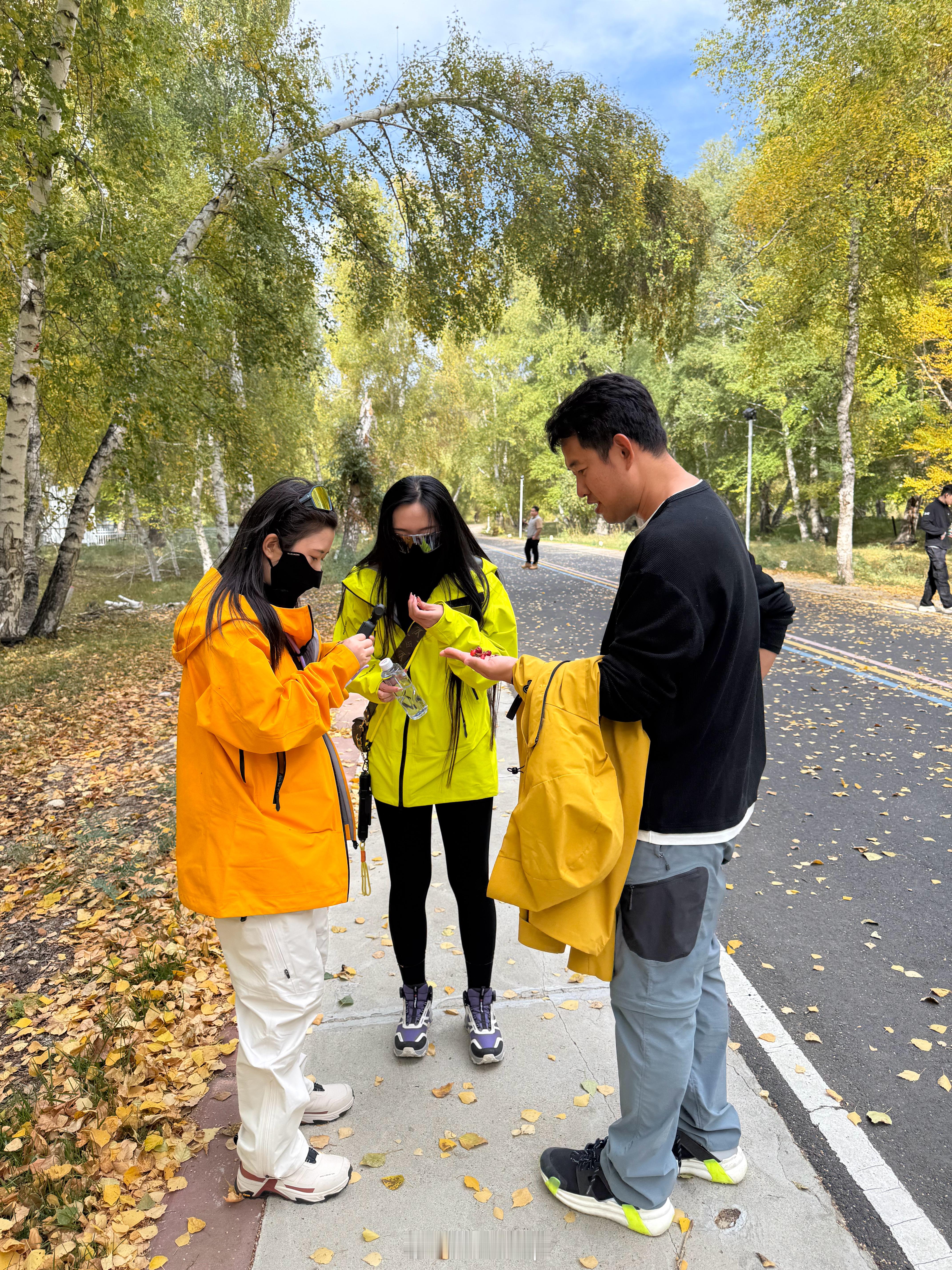 可真是的，我前脚刚教会他敢吃野果子，他马上现学现卖去两位小姐姐那边展示去了，两个