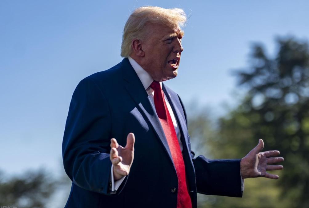 局势突然失控，4月13日凌晨，特朗普的“封锁令”正式生效了。

明眼人一看就知道