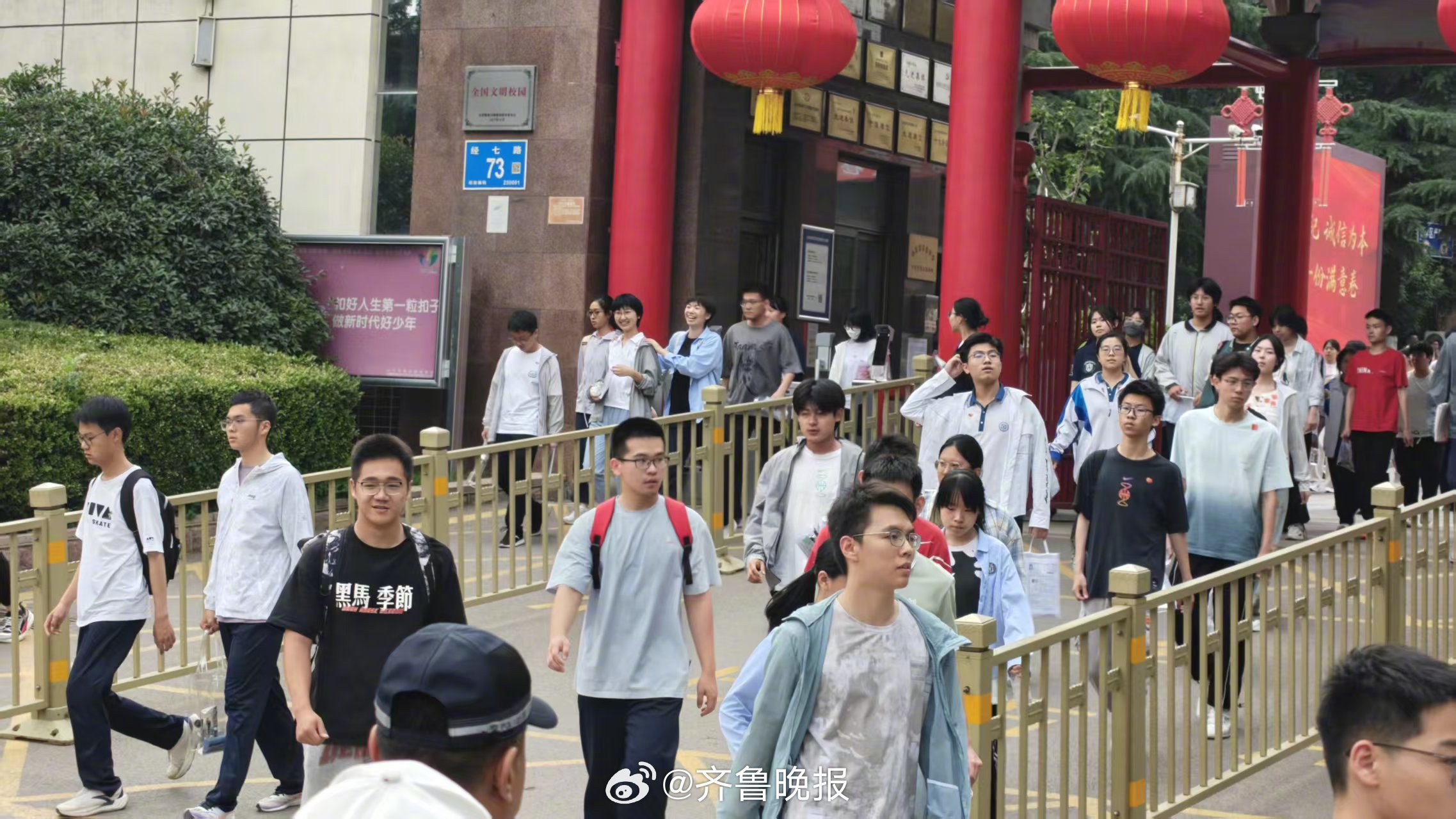 【#陪考家长眼中孩子突然长大的瞬间#】6月7日午后，济南的蝉鸣混合着37摄氏度的