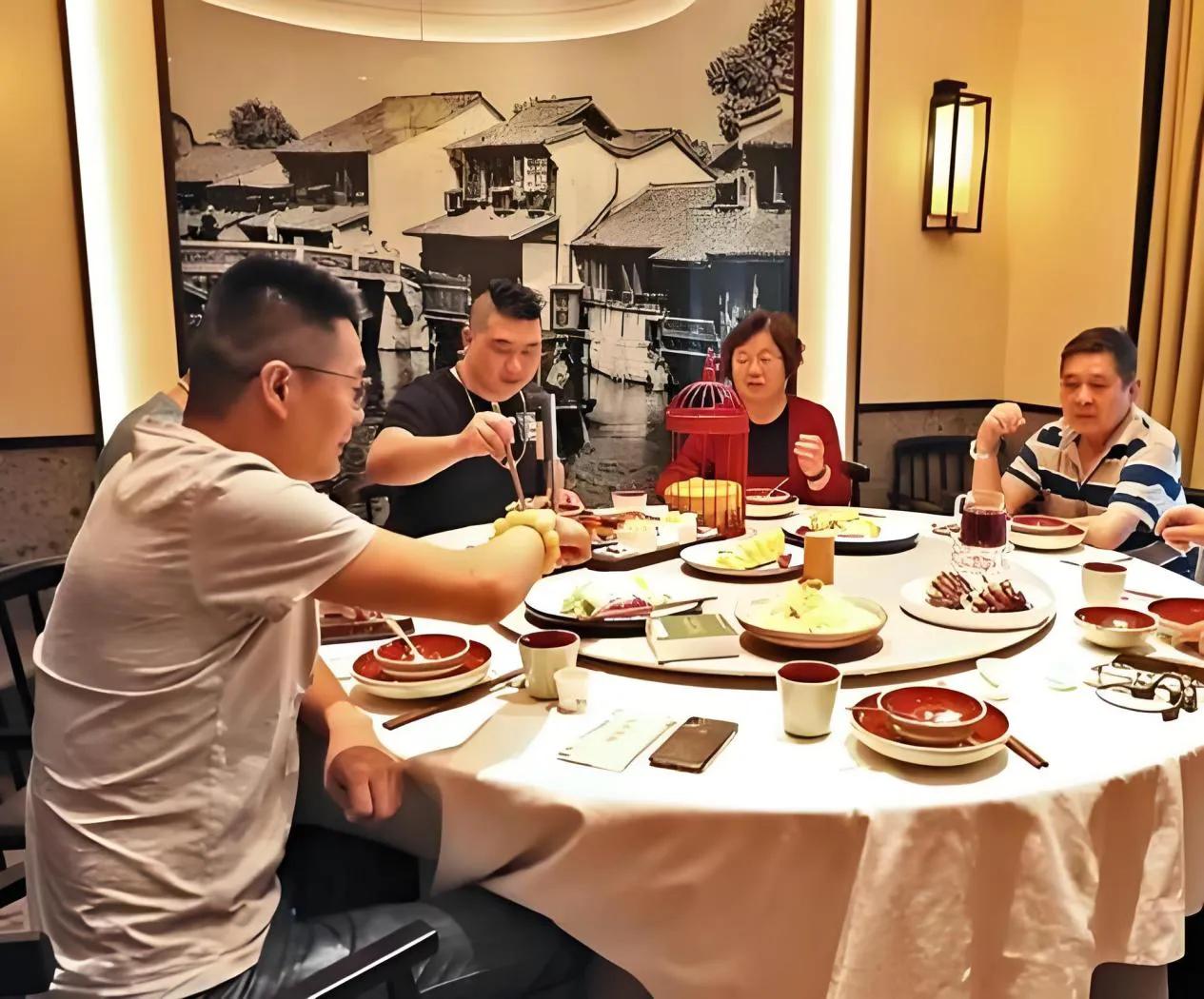 上周，我和同事去上海出差，偶遇到了甲方的5个领导，便主动请他们去上海外滩W酒店吃