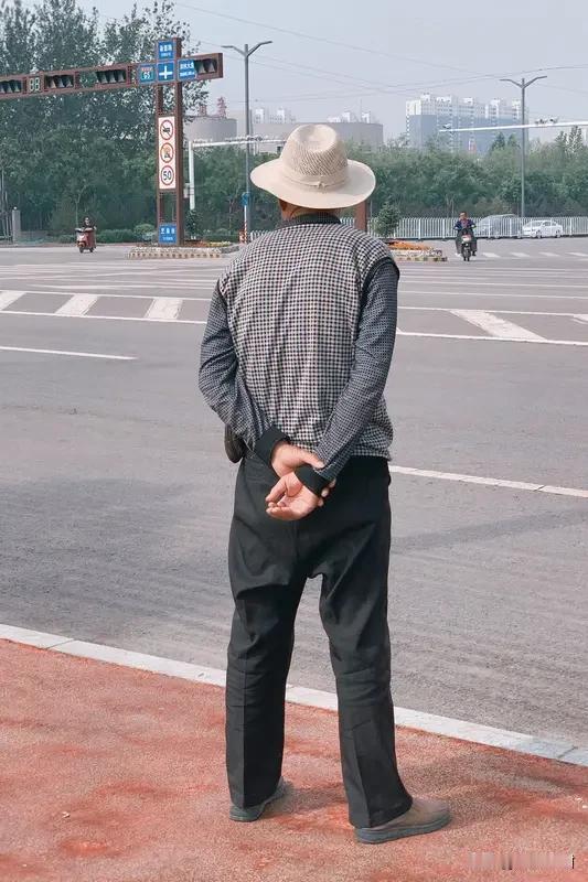 在慢慢变老的路上，我当然会学习！学习是一辈子的事儿，年龄从来不是停止学习的理由。