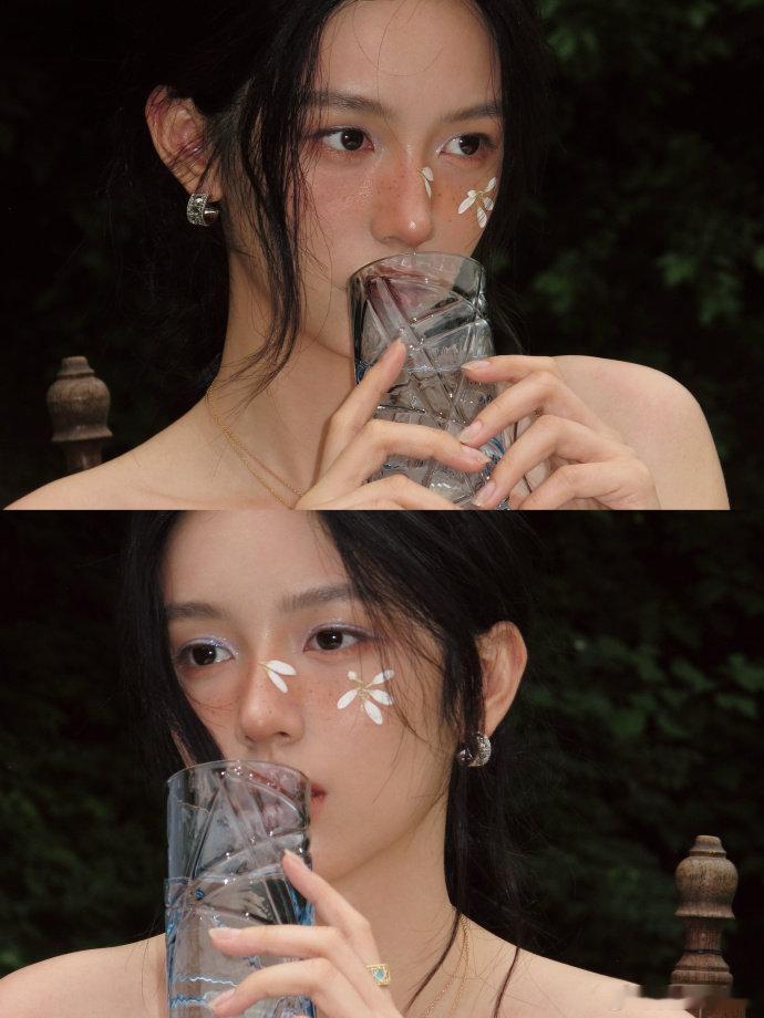 王亚飞给周也化的光合作用妆每张生图都透着蓬勃朝气，野生感妆容和草地场景天生一对。