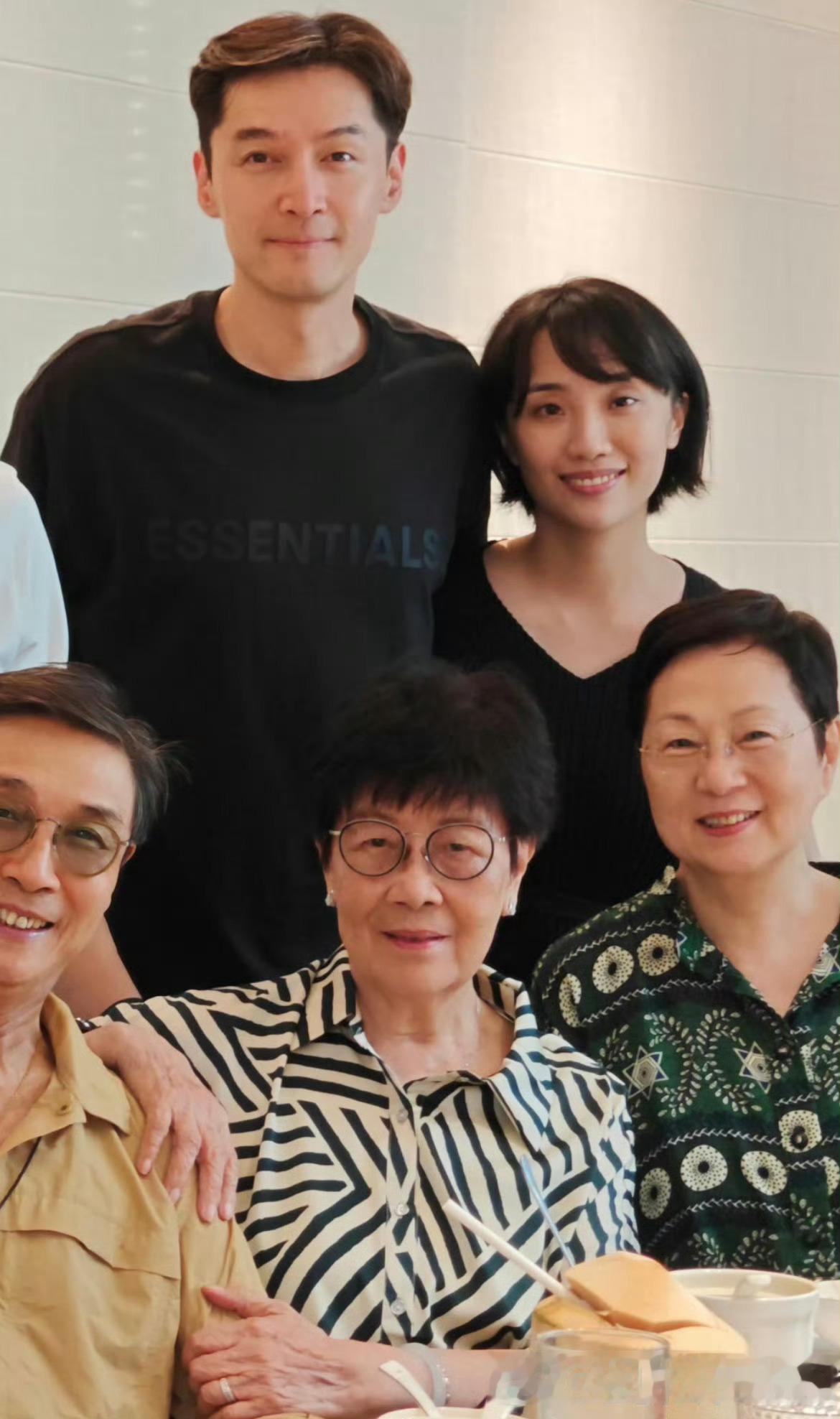 #胡歌夫妇正面照##胡歌夫妇同框正面照#胡歌夫妇正面照，不错不错哦 ​​​