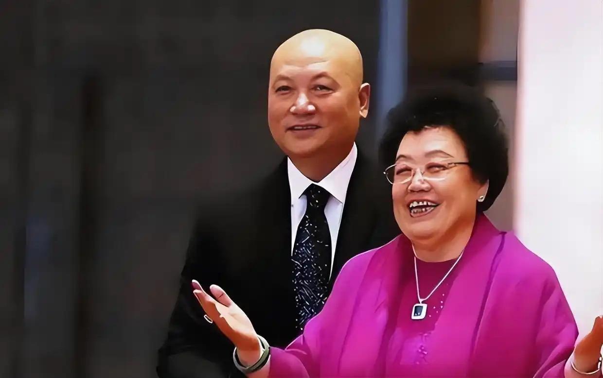 女首富陈丽华去世后，她的出行配置引发不少讨论。

早年她就开豪车、挂8888车牌