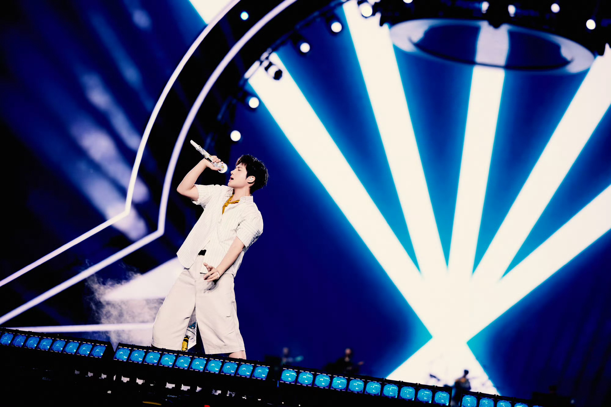 蒋敦豪抱着吉他唱歌出道整整十年啦蒋敦豪出道十周年直播Livehouse、乐队、种