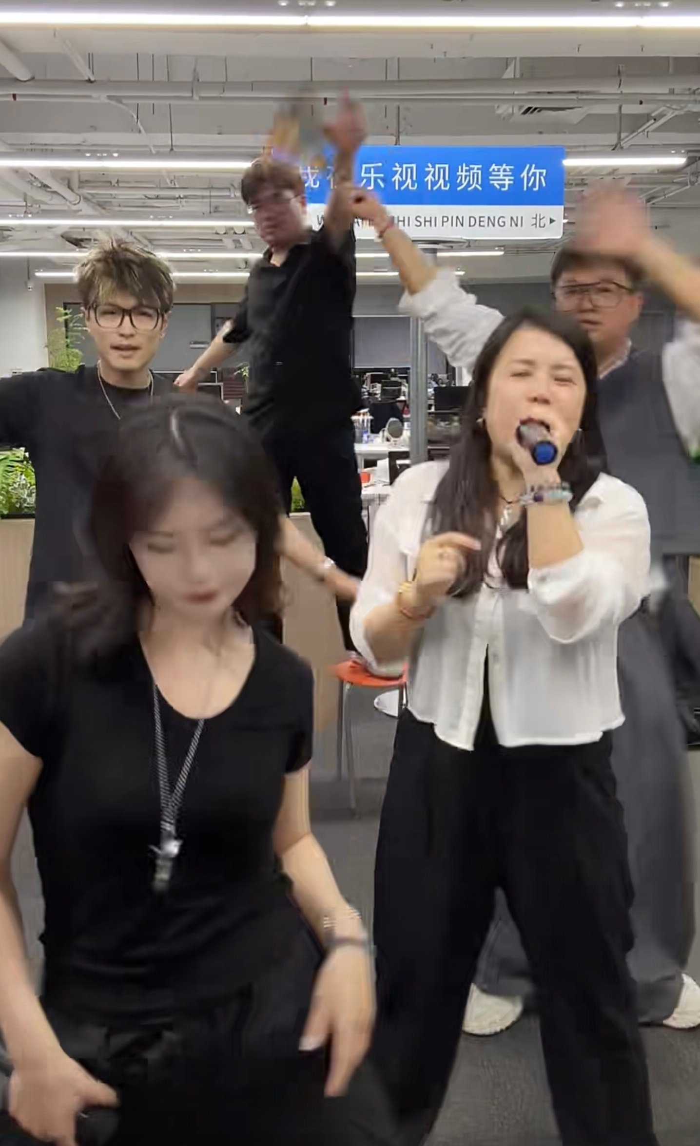 贾跃亭的日子恐怕还没他的乐视员工好过，天天不是唱歌就是跳舞
