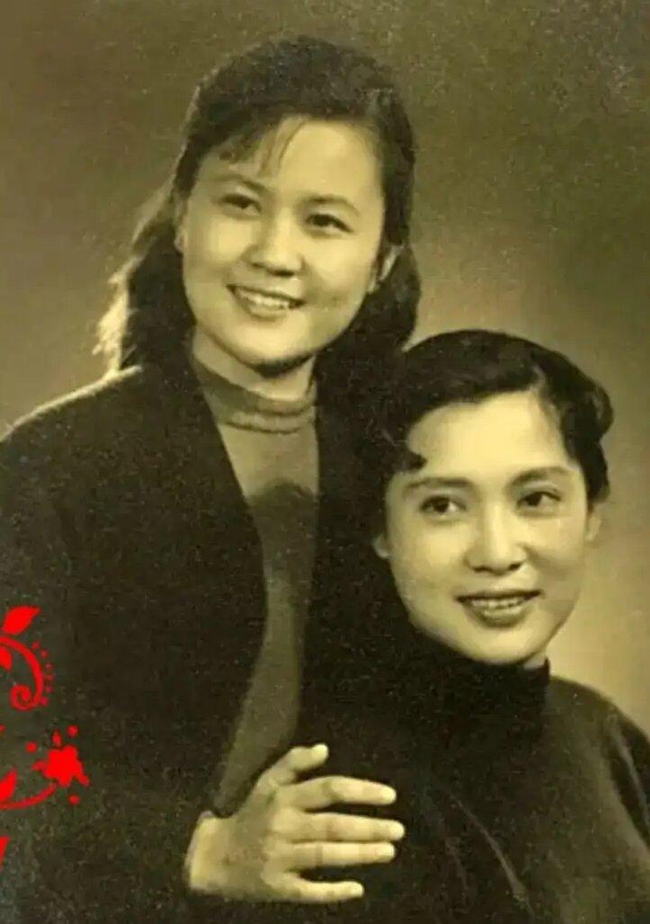 1960年，上影厂两位秀丽的女演员在拍摄电影《摩雅傣》时的合影，右边是大家很熟悉