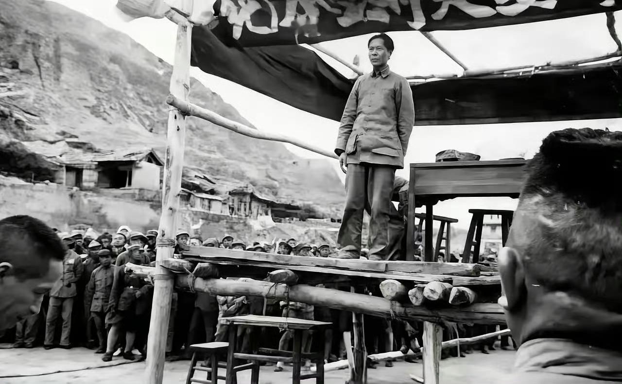 1937年，毛主席在延安用木棍搭成的台上向抗日军民发表演讲！ 