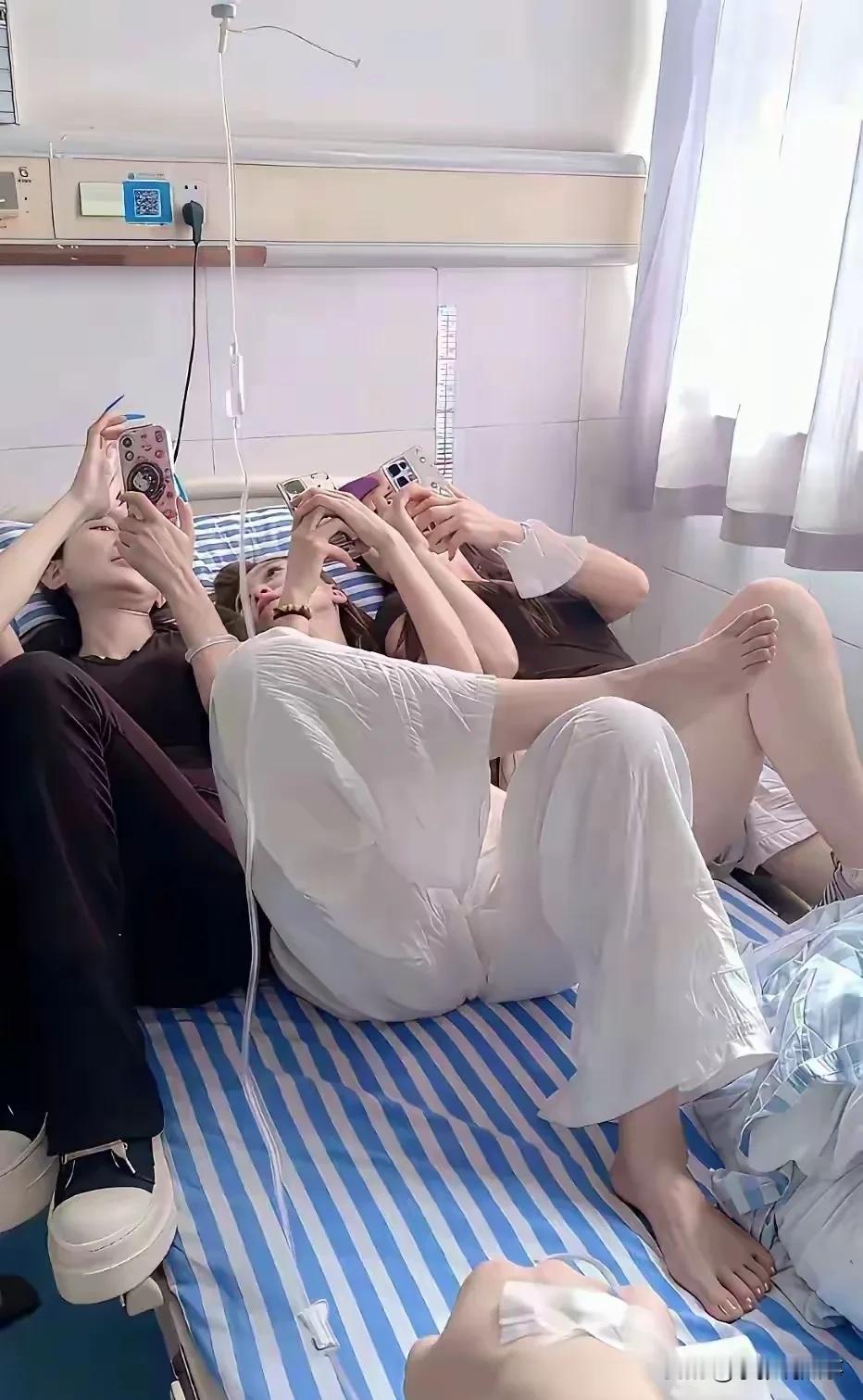 真孝顺三孙女看爷爷住院去了，你猜照片谁拍的