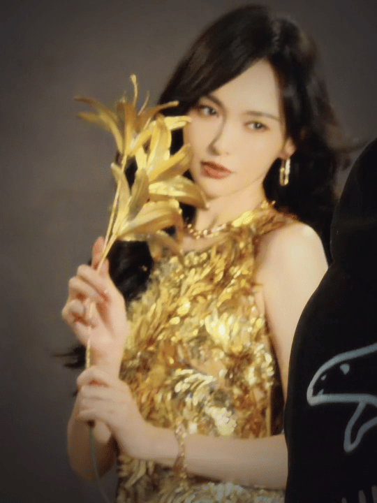 唐嫣好闪耀 唐嫣金色造型封神现场！刺绣金裙配同色珠宝，一身璀璨自带高光，权威感拉