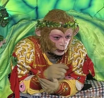 坐33路车偶遇沈阳大姐看雾凇。
大姐不光看雾凇也是听说吉林网红雪饼来吉林市雾凇岛