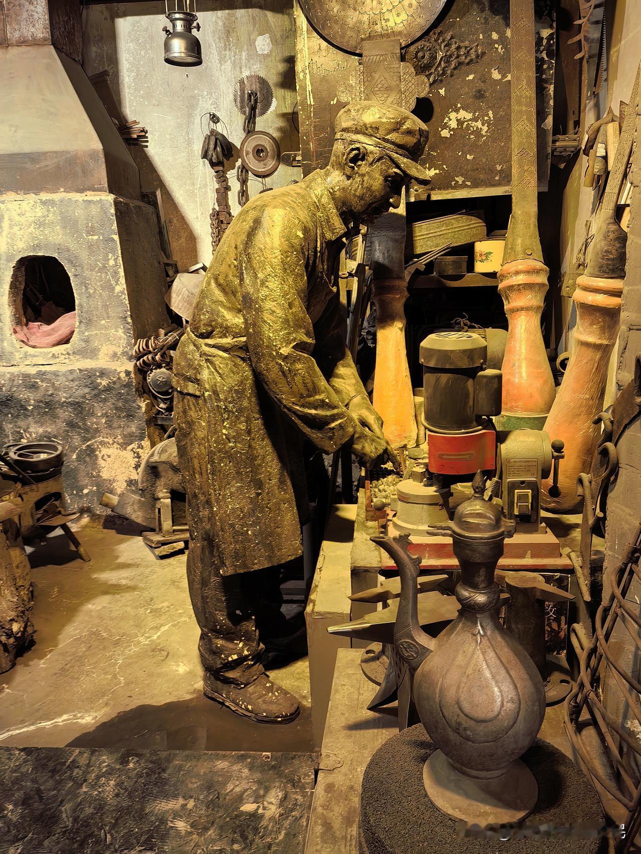 刚才和同学吵架了，上课时我俩谁也不理谁，突然手机震了一下，一看是同桌发了三个字，