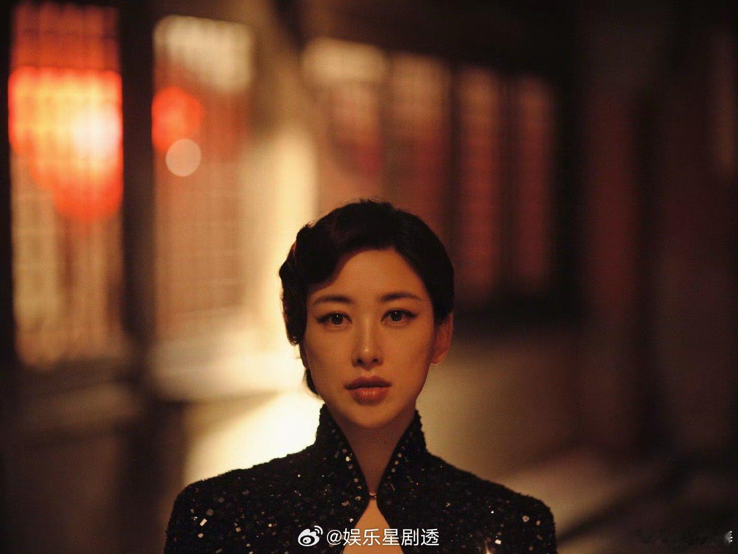 朱珠这张脸就该穿旗袍 她穿旗袍是天选！盛典黑色亮片款配东方美脸蛋，婀娜神秘，媚而
