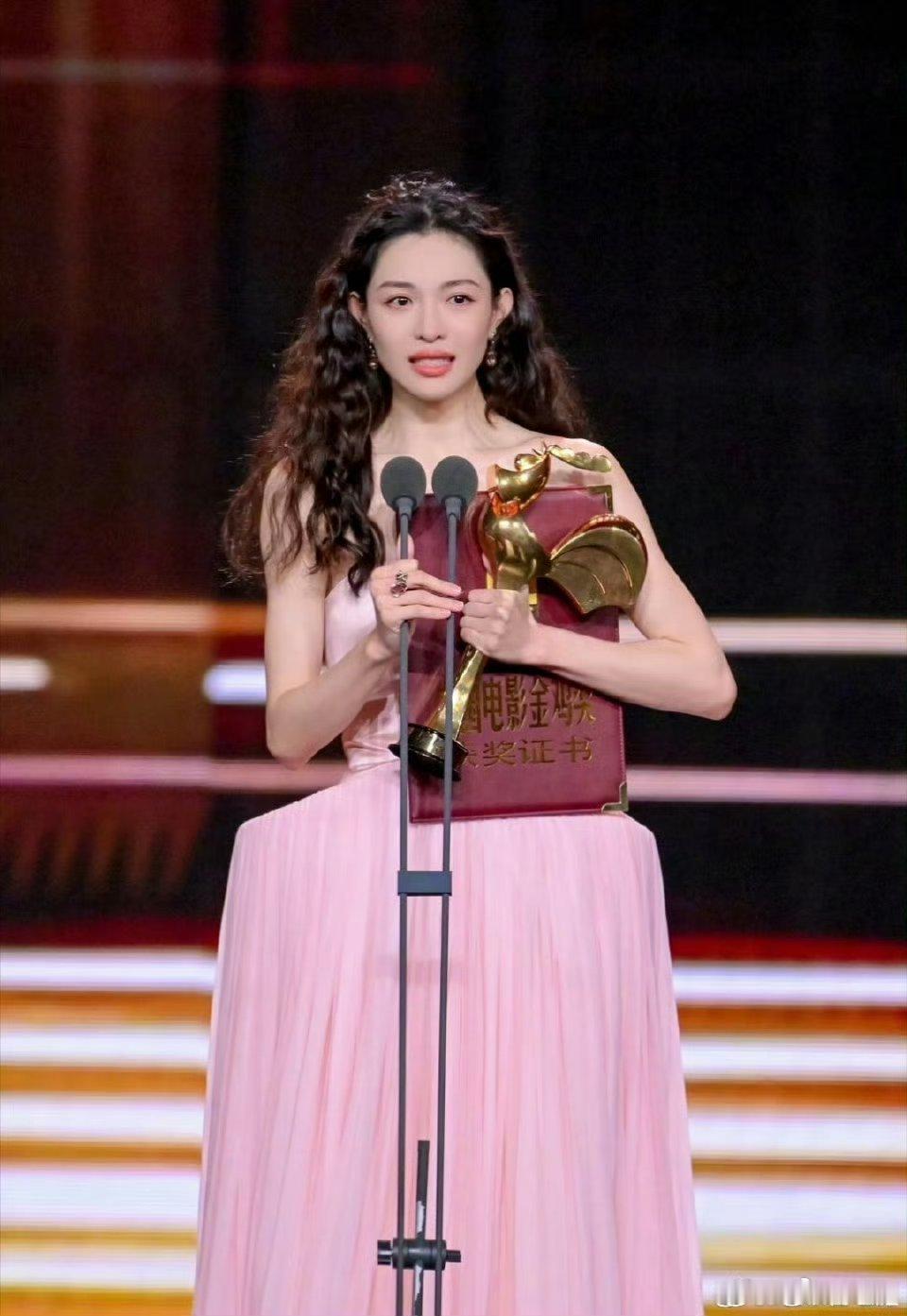 金鸡奖三冠王实至名归！5000万小成本斩获8亿票房，豆瓣8.2分、平台评分超9分