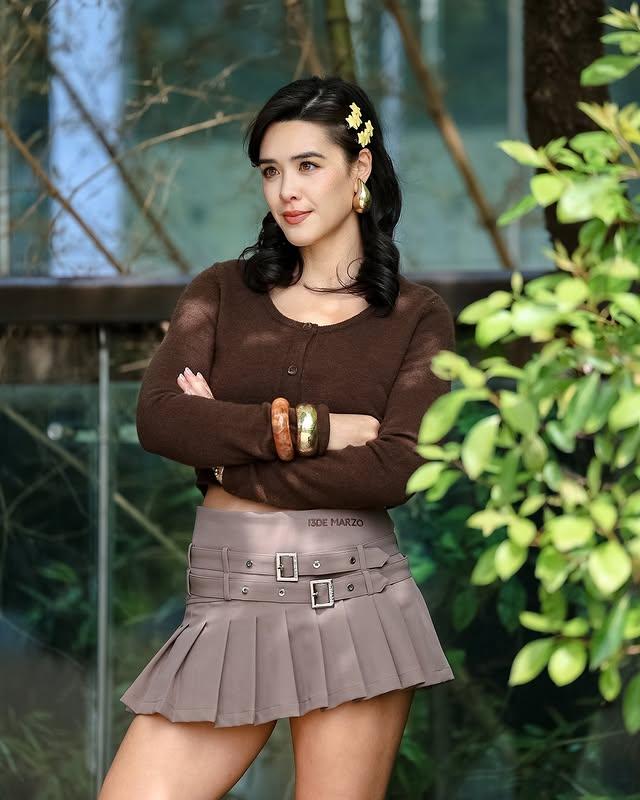 她是香港著名女星钟丽缇和外国老公所生混血女儿，从小就在外国长大，今年已经27岁，