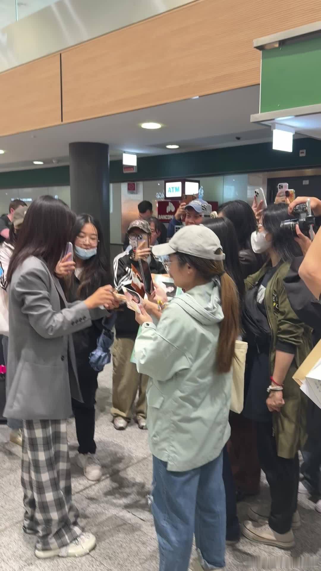 蓝盈莹摩登女郎既视感蓝盈莹奔赴米兰时装周，这套造型太亮眼：性感红唇、潇洒直发加干