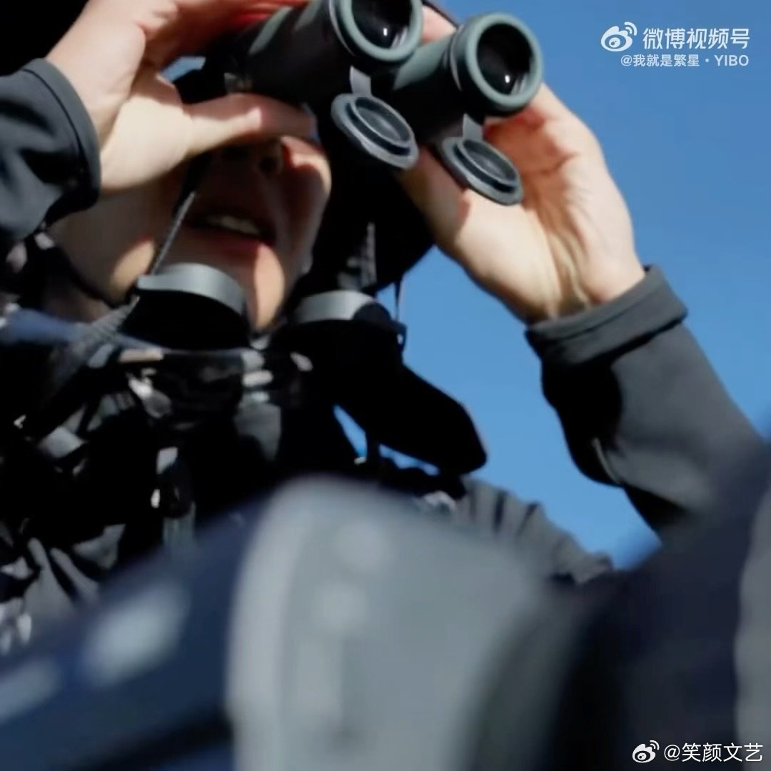 原来这个镜头是王一博拍的啊王一博一直在学习新东西奔赴青海玉树探寻豹迹，王一博扛设