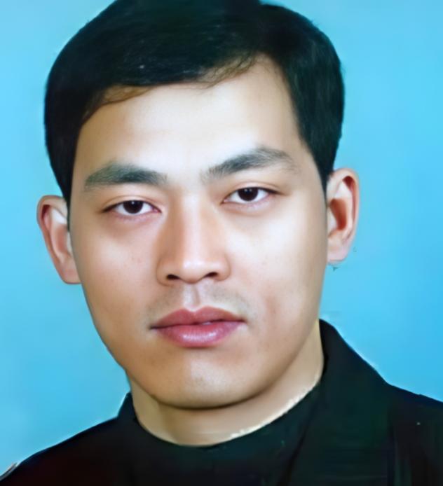 1997年8月15日，37名公安、武警秘密潜入了龙合村，准备逮捕“神枪手”悍匪万