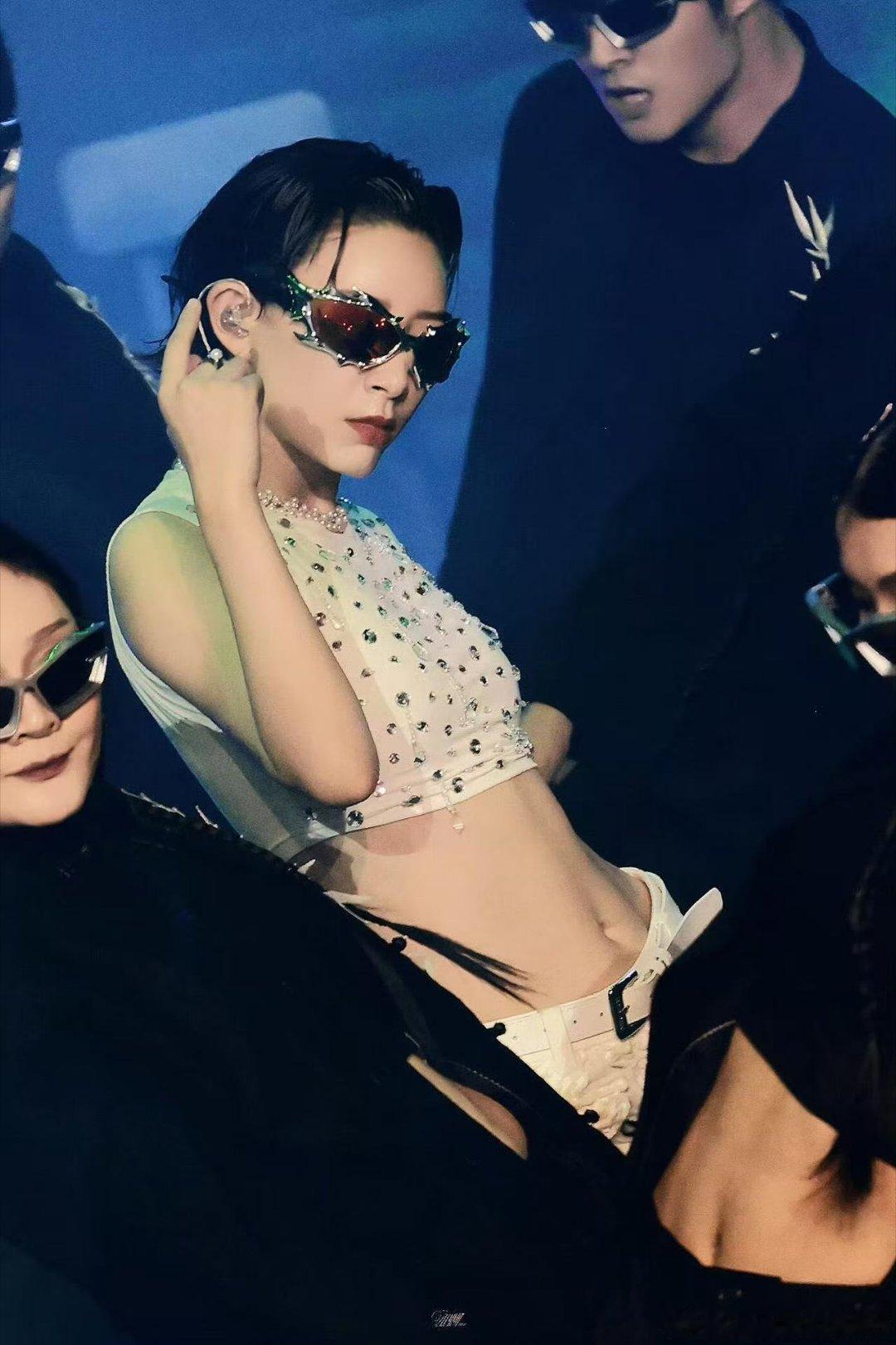 李斯丹妮肌肉线条 说实话女生练成这样真的不容易，不是随便举两下铁就能出来的。她的