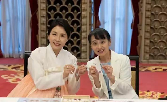韩国总统夫人跟日本首相夫人长相还都不错，算是温婉型的，比土耳其中总统埃尔多安的包