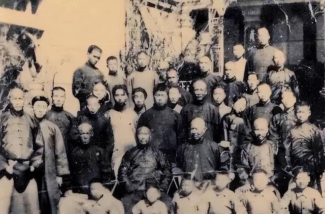1885年，尚云祥路过京师护城河，见到一名拳师在河边练拳，一时技痒，与对方切磋，