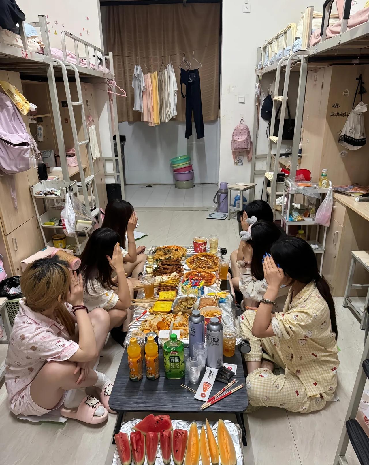 宿舍里的小桌上，摆满了美食，几名女孩吃着吃着，却忍不住纷纷捂着脸落泪了。

这是