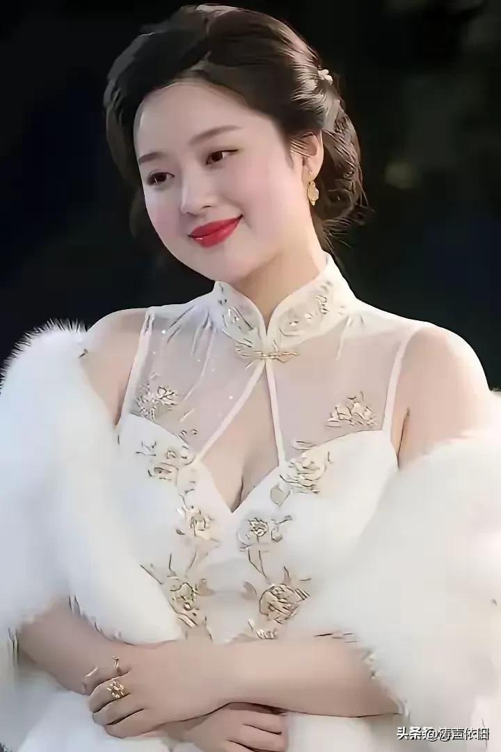 《江城子·伏天寄安》

晴阴更迭伏天长，
沐清光，避骄阳。
一片诚心，
牵挂寄寻