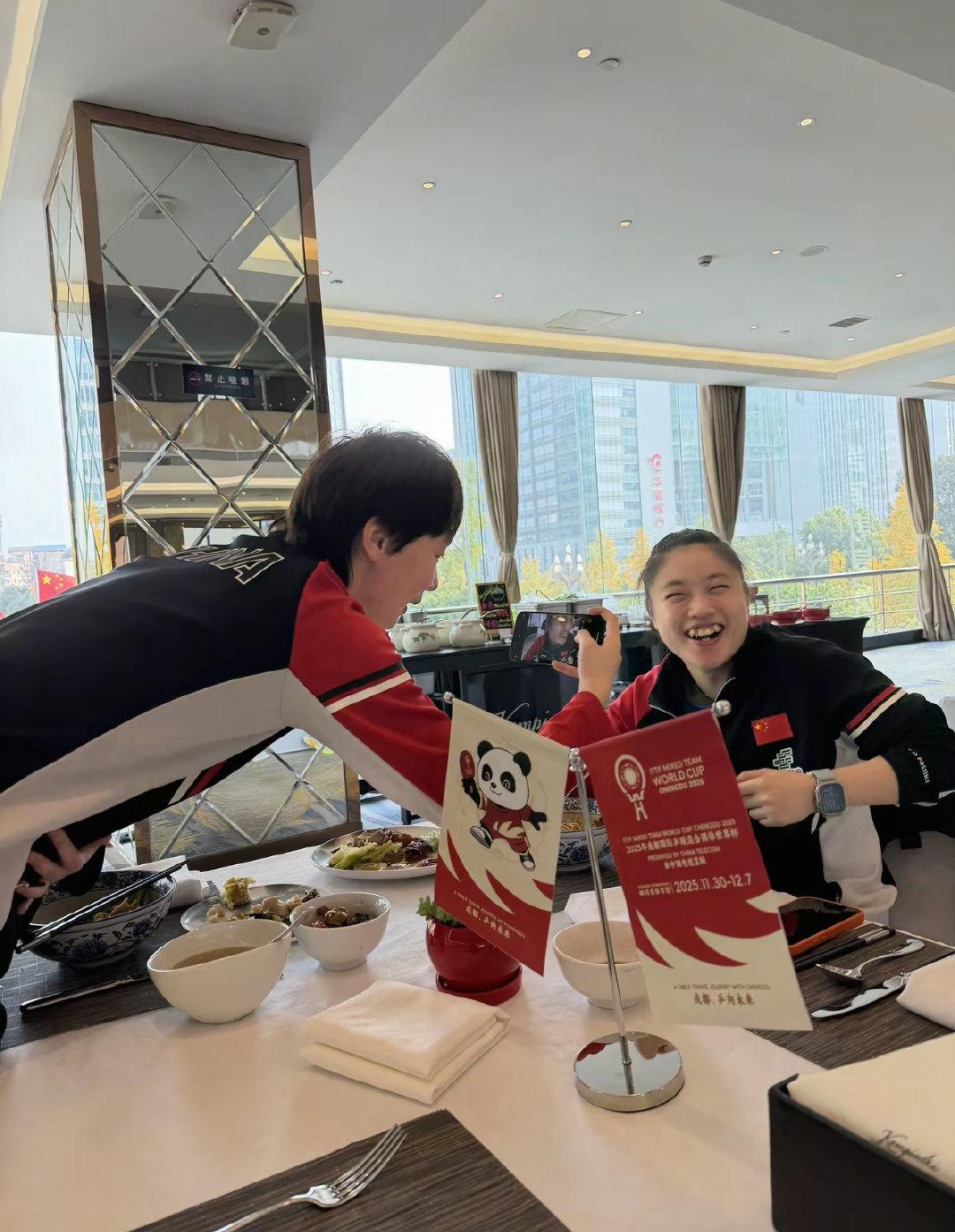 徐奕更新与王曼昱合照！是曼昱姐最宠爱的妹妹！吃饭还要给徐奕拍照的曼昱！还有与钱天