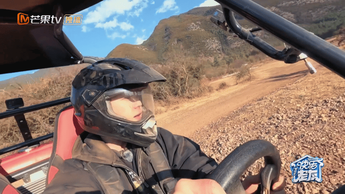 王栎鑫 人居然能两次踏进同一条河流 看他开着车一脸自信，结果在关键路口又开始怀疑