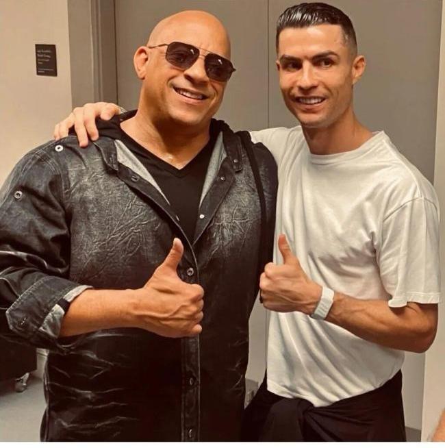 C罗电影首秀！加盟《速度与激情11》。速度与激情剧组突发合照，C罗竟然站在了中间