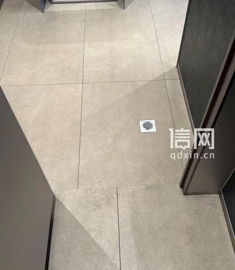 七旬老人海底捞摔倒，

同色台阶无警示，

护理费到底该谁出？

昨天刷到新闻，