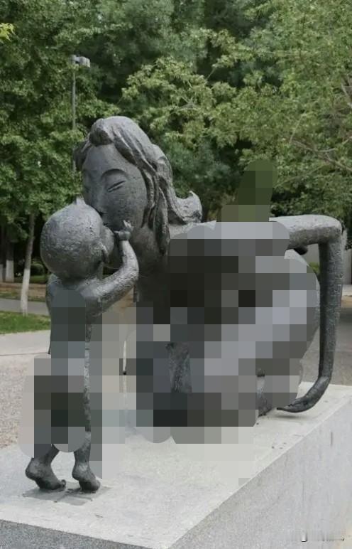 当我看到这尊名为《母与子》的雕塑公然杵在公共广场上，作为母亲的我看到的不是母爱的