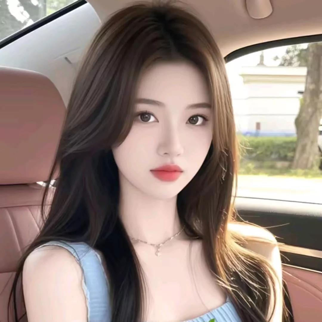 温柔大眼，白皙肌肤，甜美气息，车内自拍，粉色系穿搭