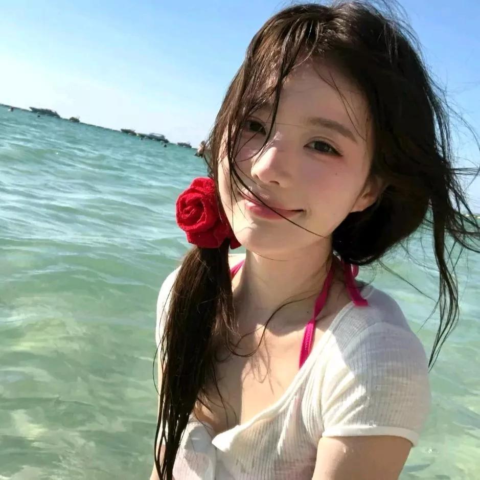 海风吹拂的夏天，美丽女孩与大海的邂逅🌊💕海边花海少女 海边活力少女 海边度假
