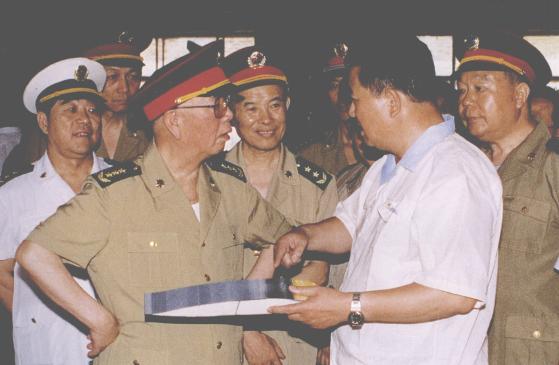 1994年10月，军委副主席刘华清上将到沈阳视察，认真听取现场汇报。最右边是当时