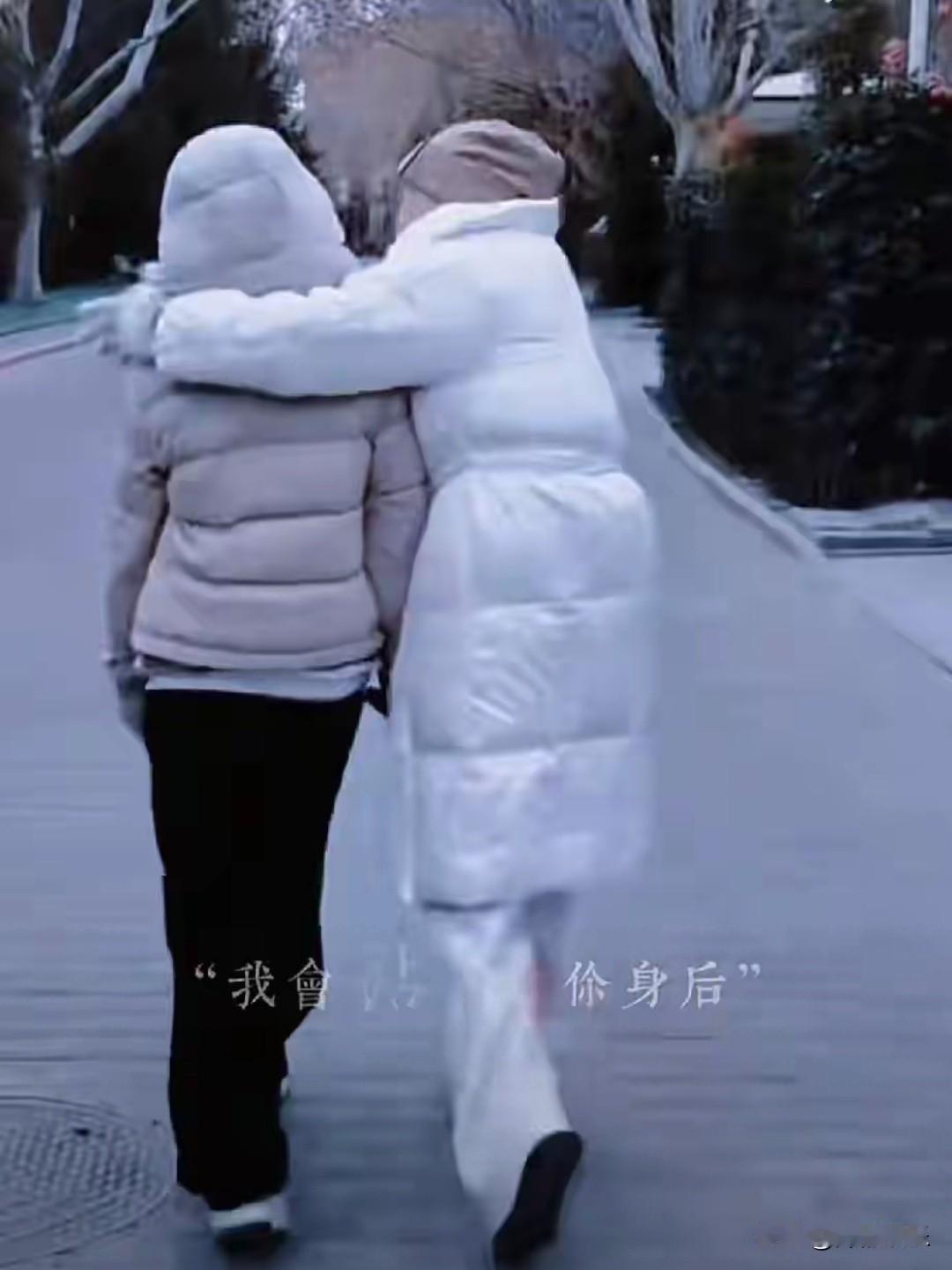 谁说张兰只心疼带货小王子霖霖？张兰对孙女玥玥的爱也是一点不少，她亲切的搂着玥儿的