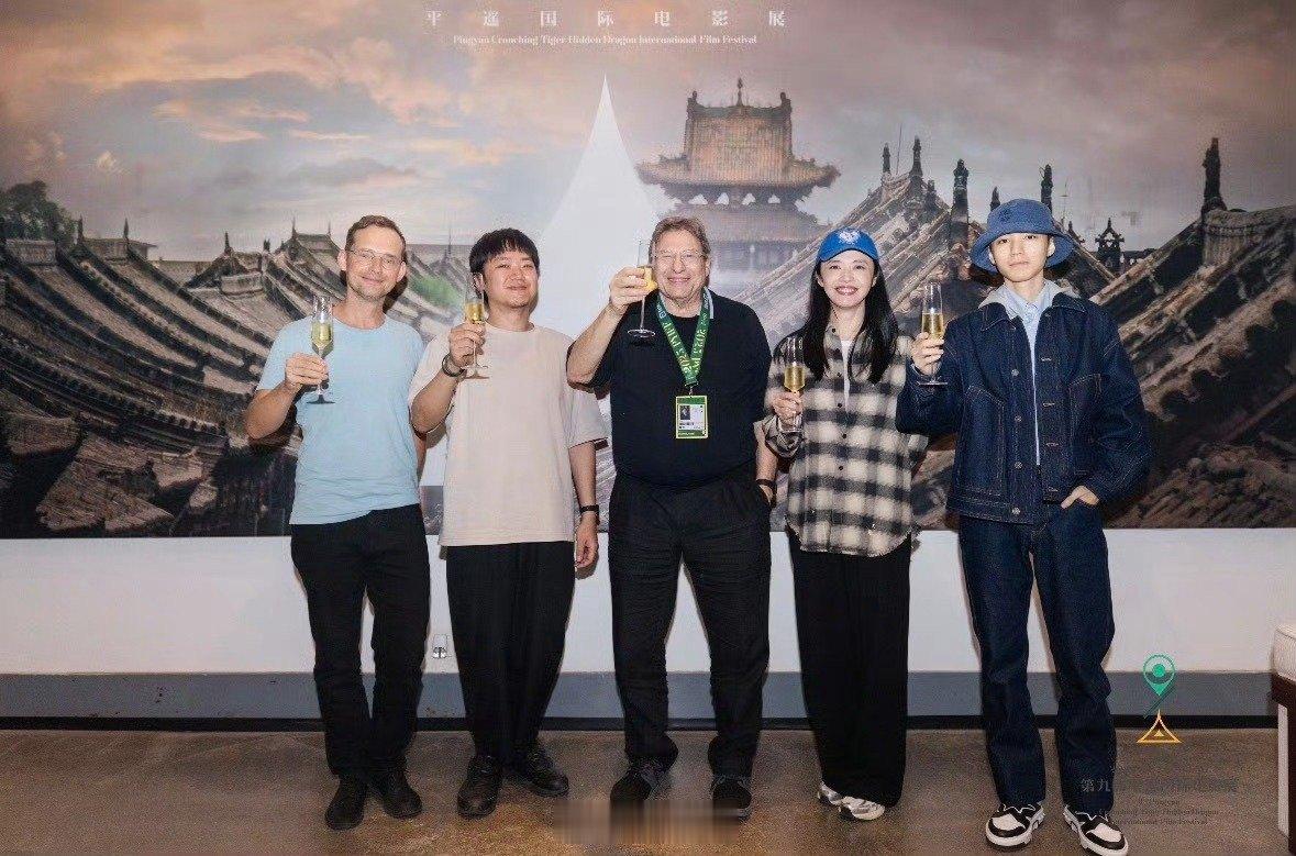 王俊凯平遥电影展后台素颜照 不愧是小凯啊！素颜镜头下的小凯，也能让人一眼就心动，
