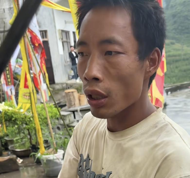 有人说杨玉敏老公有1个不良嗜好！
但是1个细节足以打破谣言

杨玉敏老公亲自动手