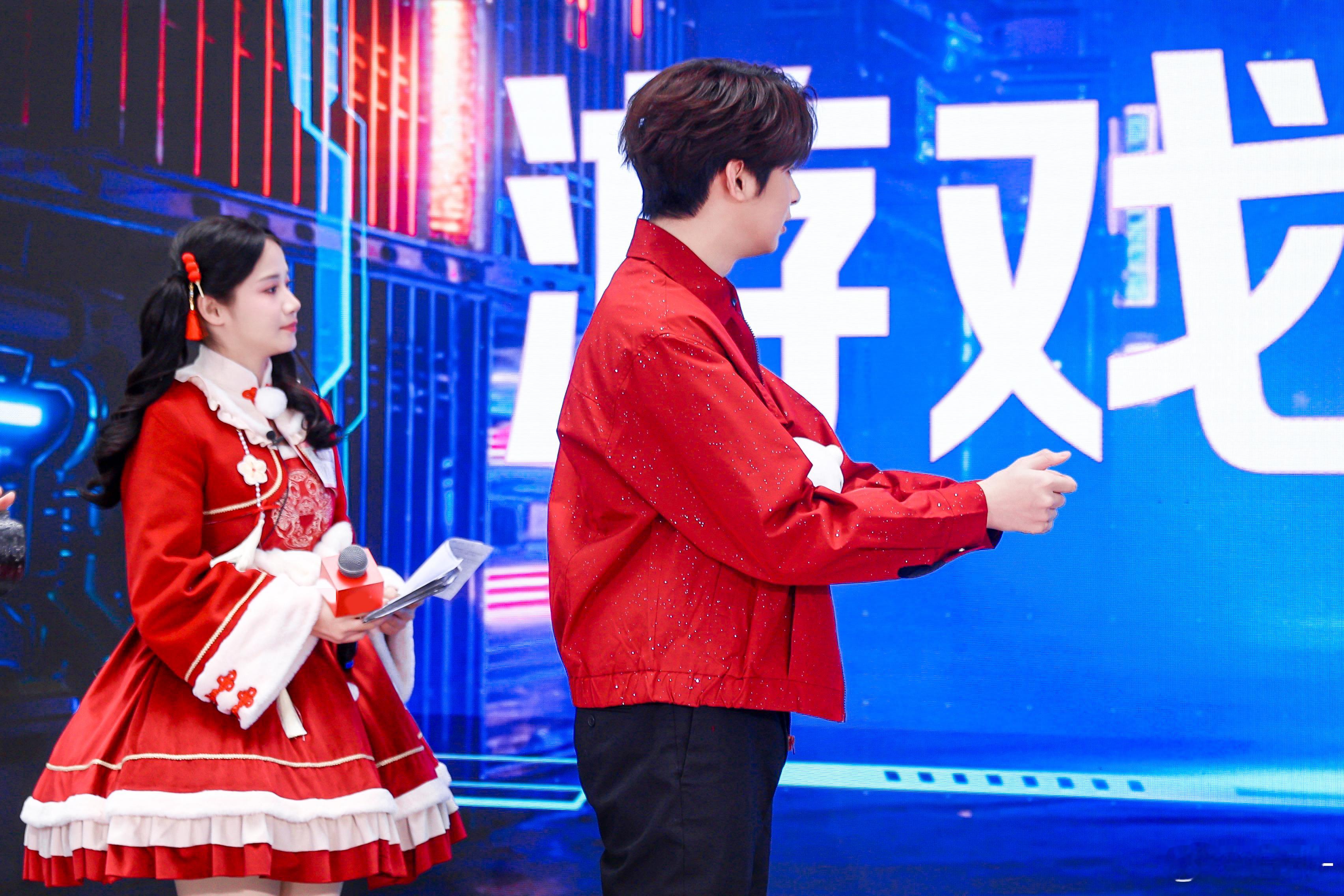 伞兵成都活动与粉丝现场打吃鸡 现场组队圆梦了！伞兵带粉丝吃鸡，全程带飞躺赢，每步