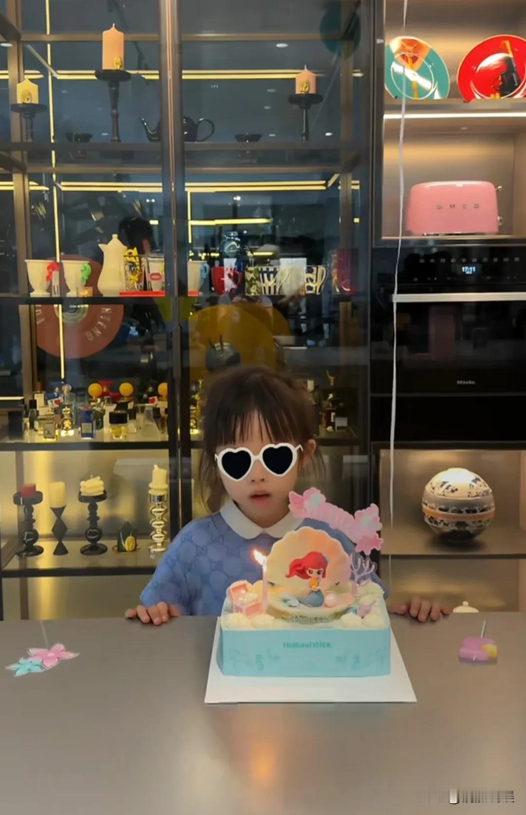 怪不得找老婆都想找好看的，身材好的，生下来的娃娃确实不一样，因为基因好。
杜淳和