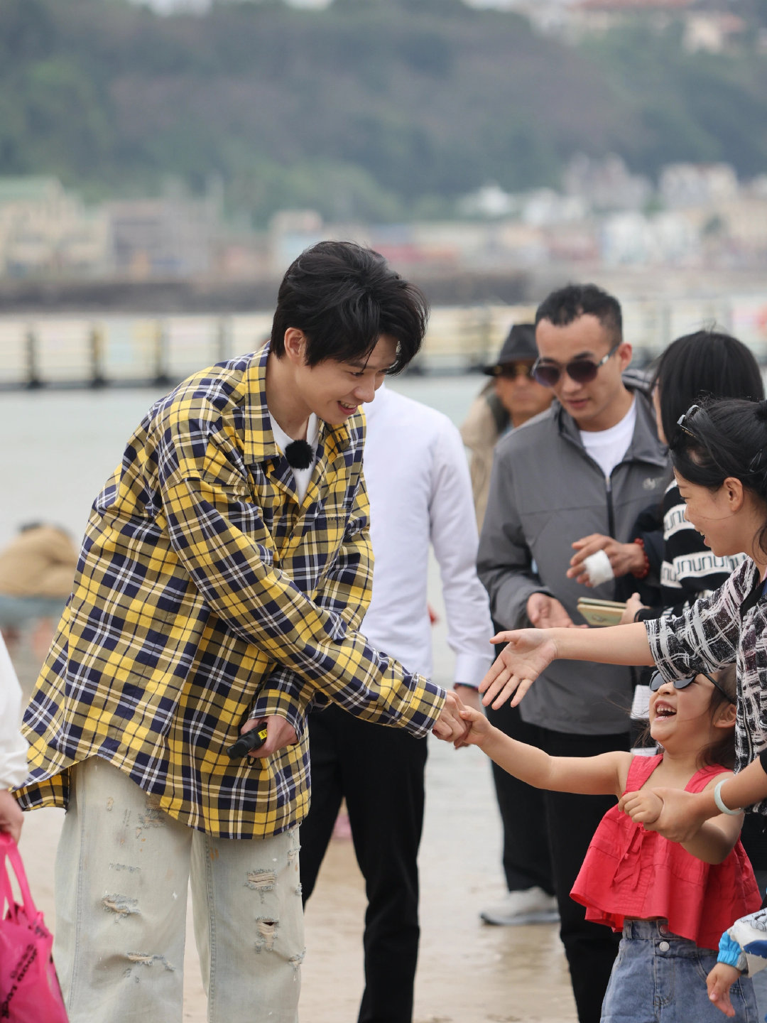 #魏大勋和小朋友握手# 和小朋友握手这张完全戳中我[汪洋海蓝比心][汪洋海蓝比心