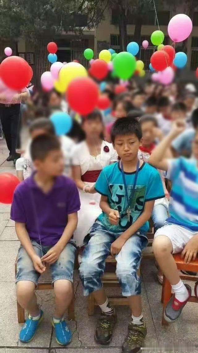 梓渝小学旧照梓渝这个小可爱真是从小就这么臭屁啊这撅嘴小表情真是一模一样，真的太可