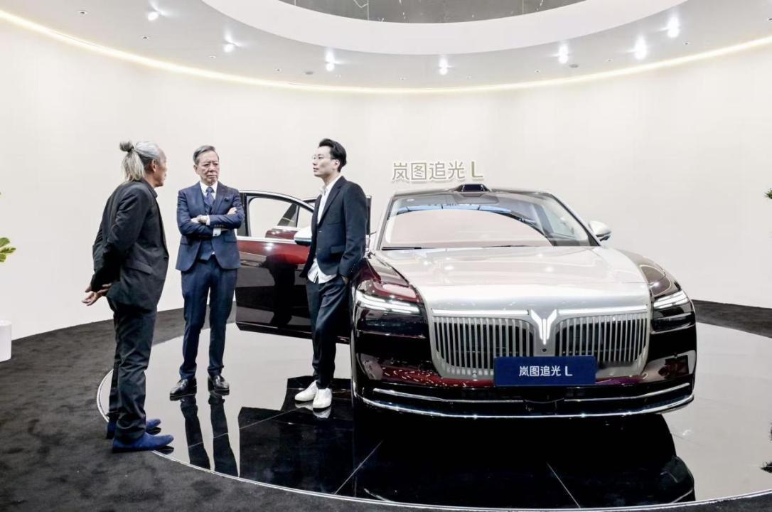 【港风邂逅中式豪华 岚图展台成广州车展焦点】2025广州国际车展上，岚图汽车展台